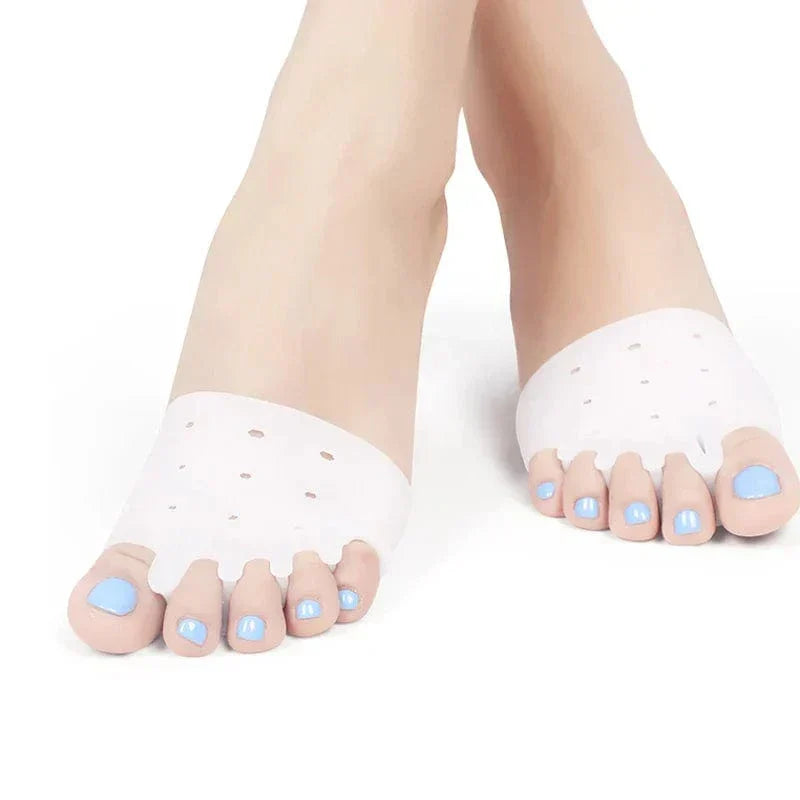 Kaksi jalkaa, joiden varpaankynnet ovat vaaleansinisiä, on varustettu valkoisilla geelivarpaanerottimilla, jotka peittävät jalkojen etuosan. Tausta on valkoinen.